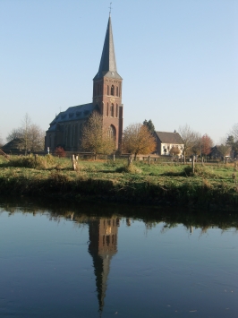 Goch-Kessel : Nierswanderweg, die kath. Pfarrkirche St. Stephanus in Kessel spiegelt sich im Wasser der Niers